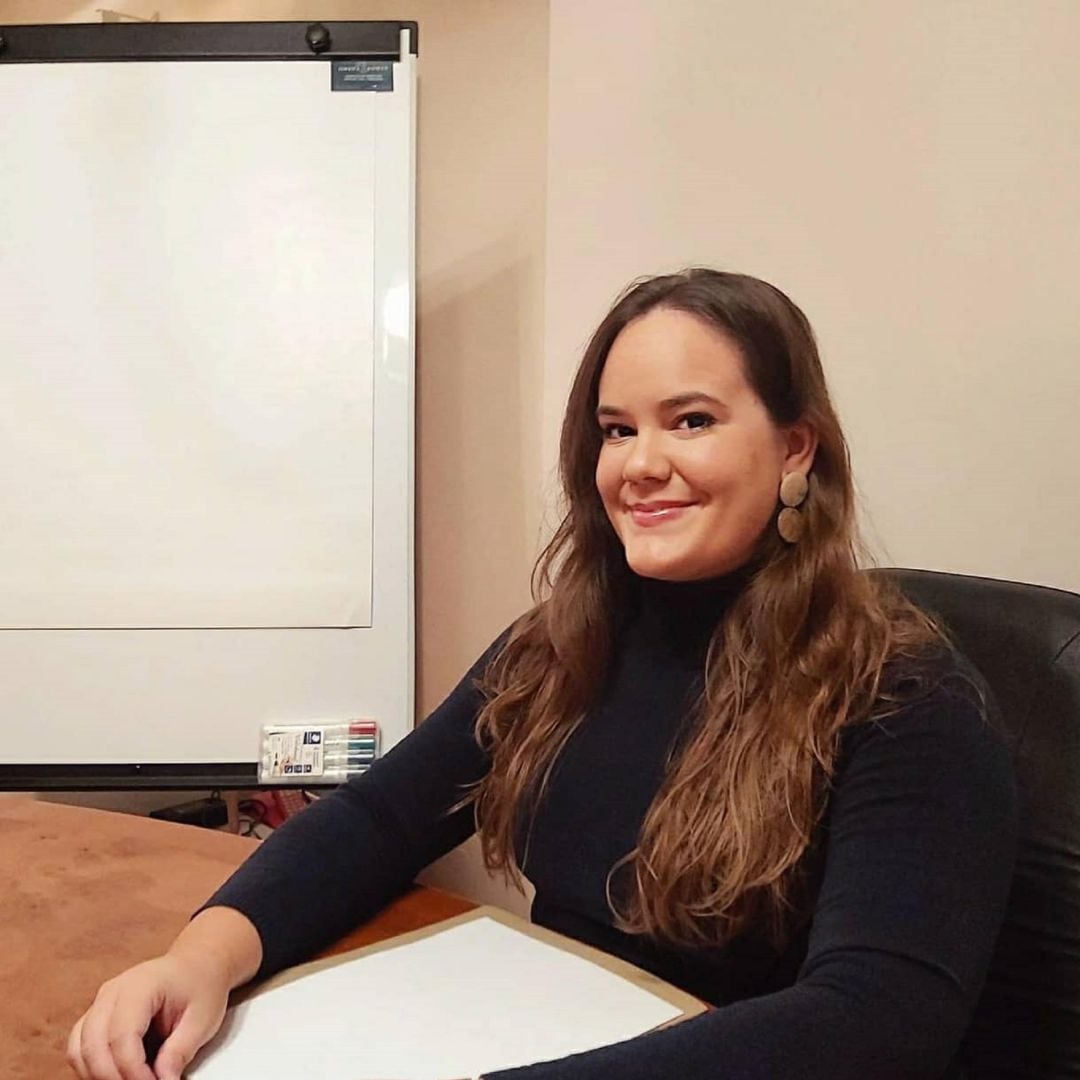 Jimena Román en su consulta de mediación