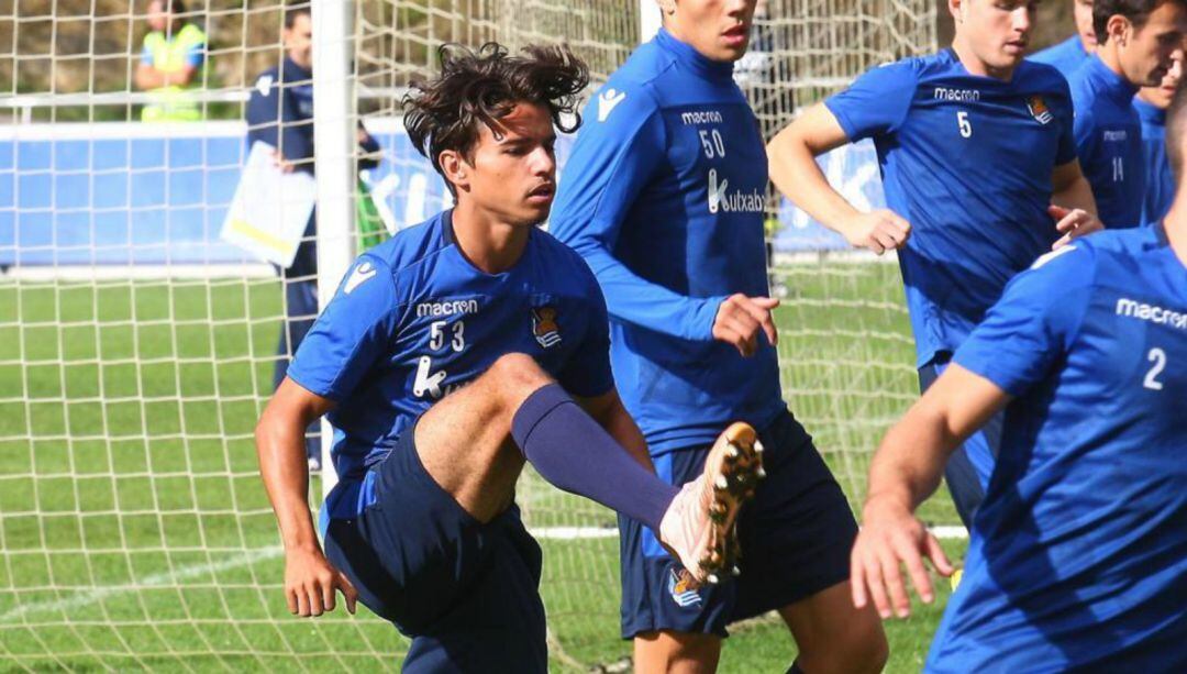 Nais Djouahra durante un entrenamiento con el primer equipo