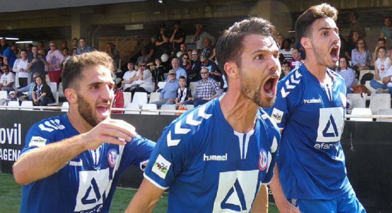 Los jugadores del Rayo Majadahonda celebran el gol marcado en Cartagena en la eliminatoria por el ascenso