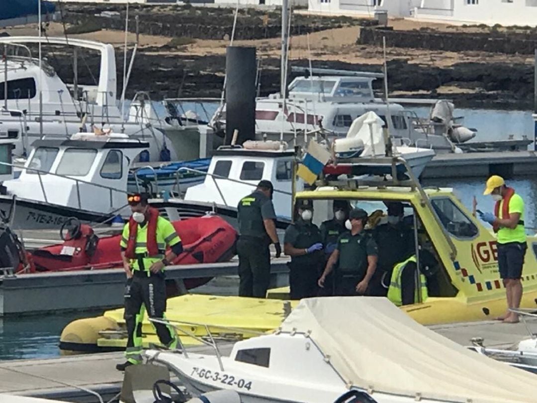 Agentes de la Guardia Civil a bordo de la embarcación de Emergencias Lanzarote (EMERLAN) en el puerto de Caleta de Sebo.