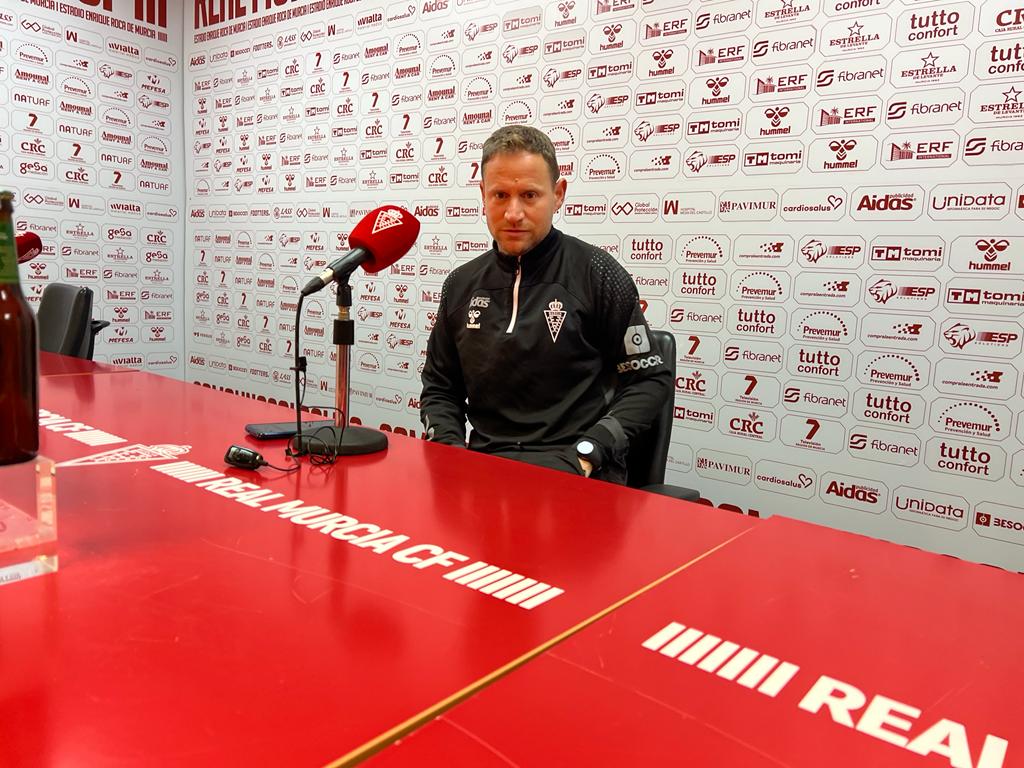 El entrenador del Real Murcia, Mario Simón, en la rueda de prensa previa al encuentro ante el Recreativo Granada