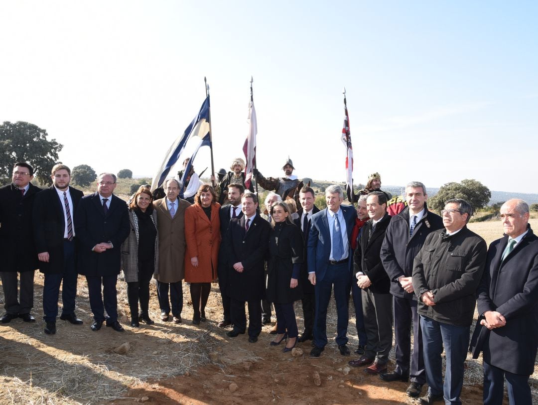 Foto final de familia tras el plantado del primer árbol