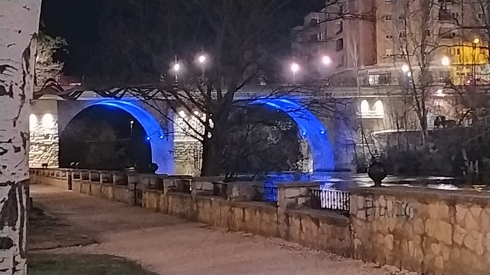 El Puente Mayor de Aranda iluminado con motivo del Día de Concienciación para el Autismo en 2023
