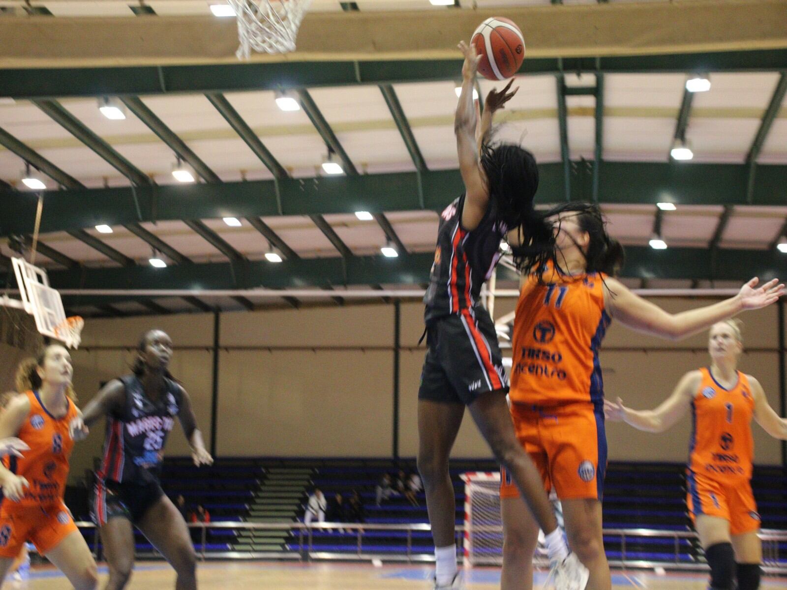 Una de las jugadoras del Magec Tías intentando encestar.