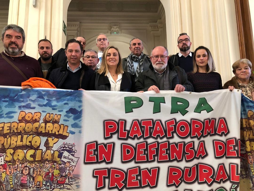 Miembros de la Plataforma en defensa del Tren Rural en Andalucía posan junto a la consejera de Fomento, Marifrán Carazo, tras reunirse en Granada