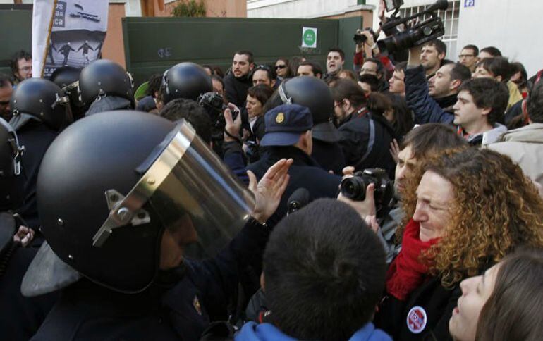 Manifestantes protestando frente al domicilio de la vicepresidenta