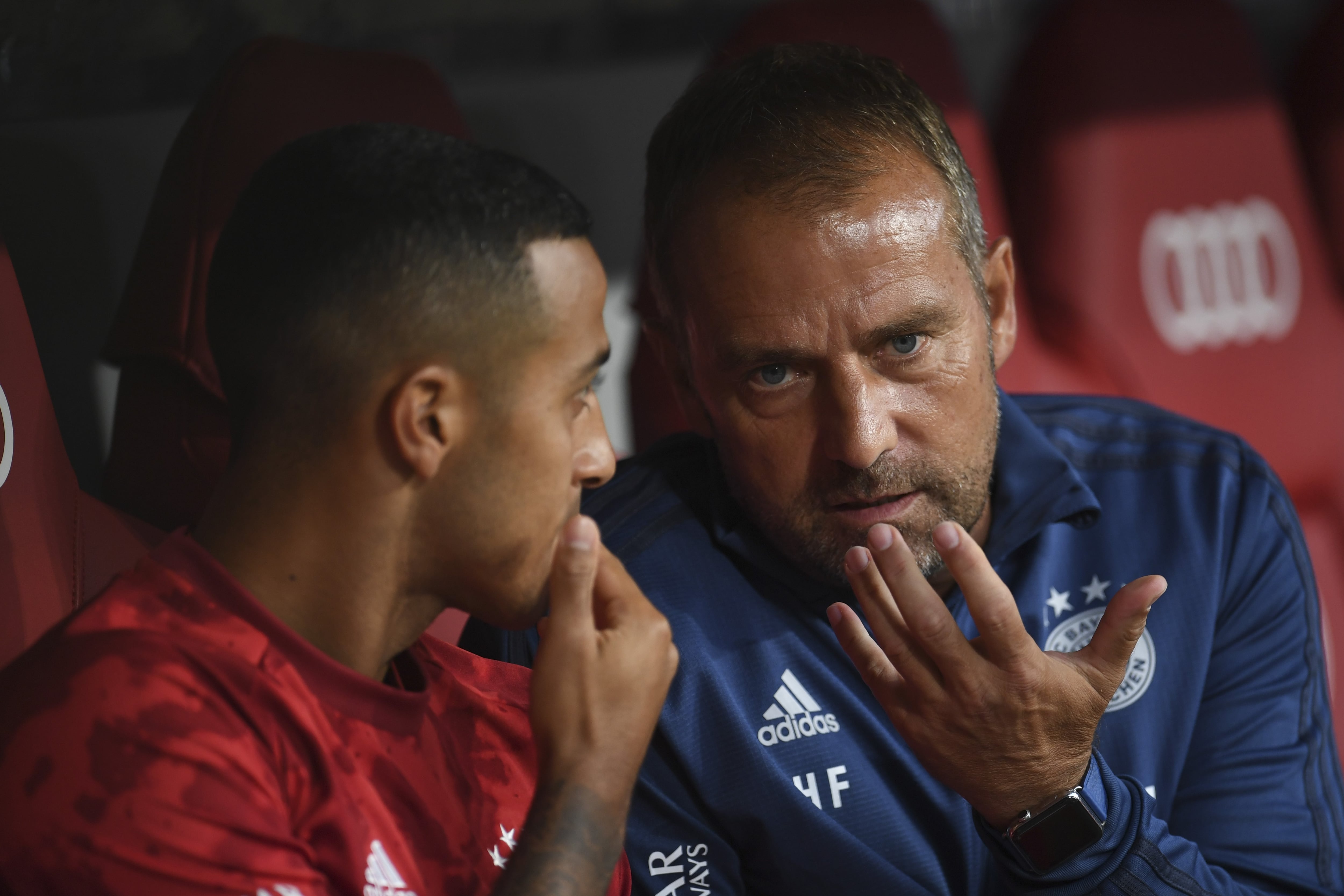 Hansi Flick y Thiago Alcántara hablan durante un partido del Bayern