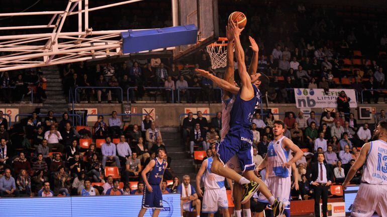 Palmeo de Justas Sinica, poniendo el 73 a 72 final, en el primer partido del Play Off