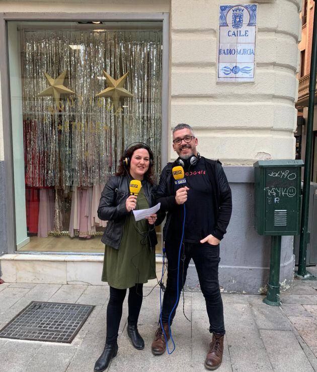 Maica Sánchez y Paco Sánchez segundos antes del inicio del programa Hoy por hoy con motivo del Día Mundial de la Radio