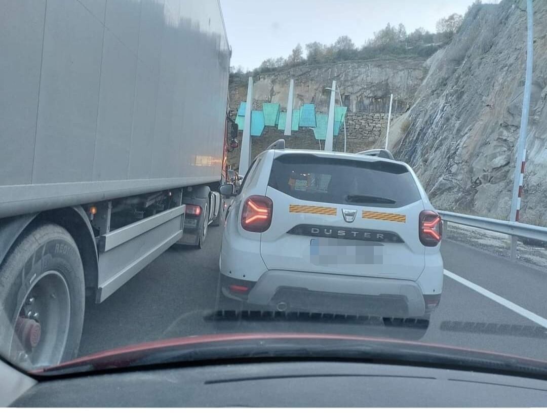 El tráfico se cortaba durante 40 minutos, provocando largas colas de retención