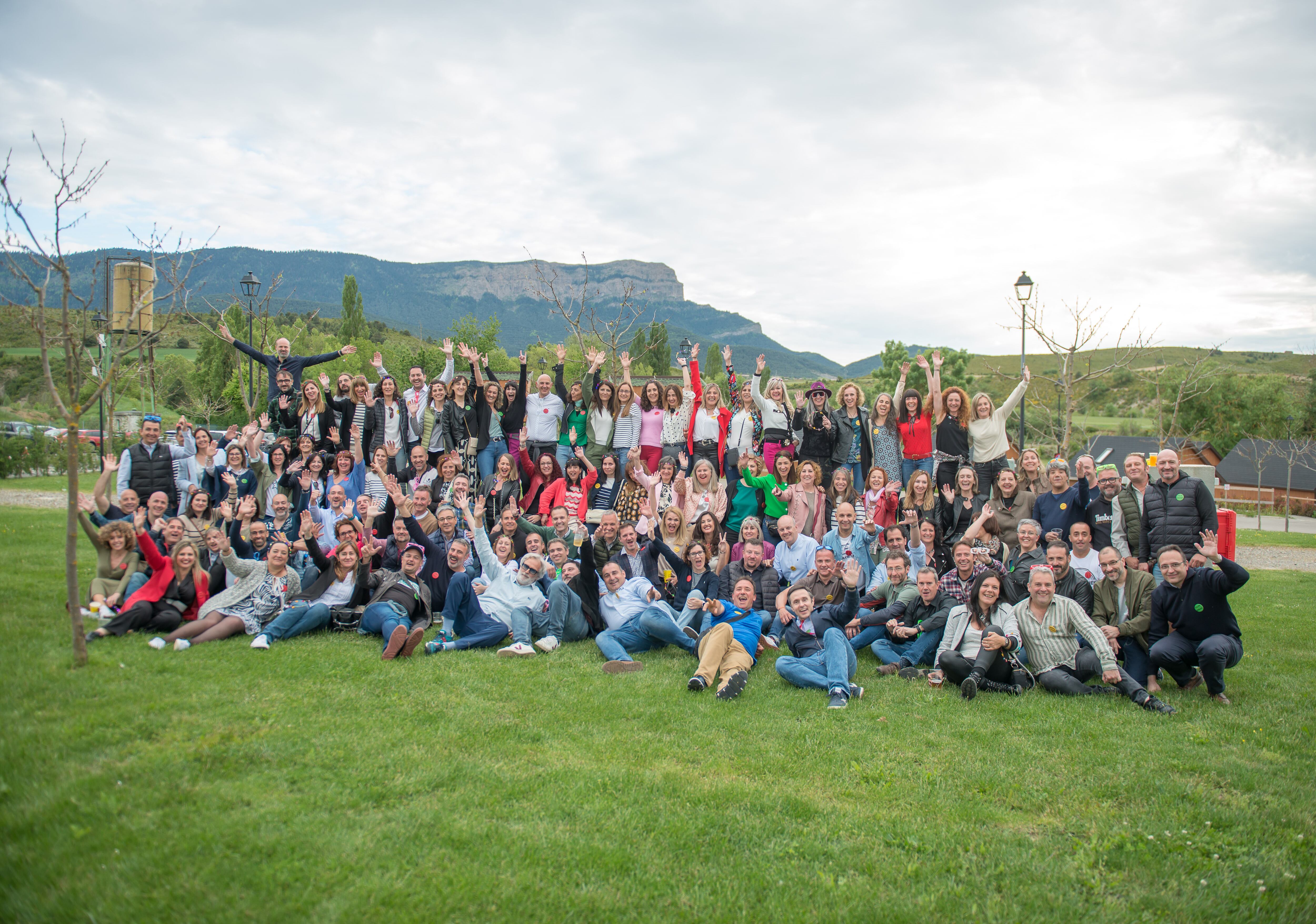 Los jaqueses nacidos en 1974 consiguieron una gran reunión que quedó plasmada para la posteridad con la fotografía de Foto Peñarroya