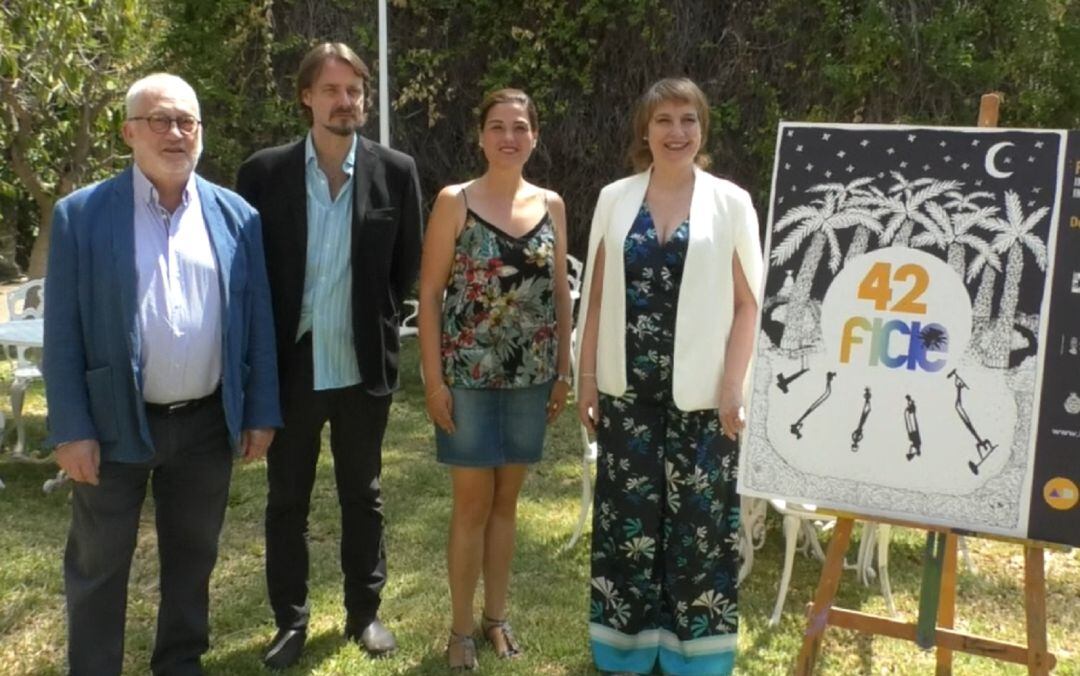 Assumpta Serna junto a los organizadores del Festival
