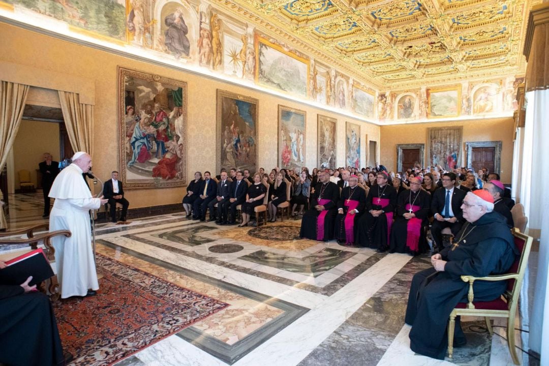 Imagen cedida por prensa del Vaticano que muestra al papa Francisco (izda) recibiendo a peregrinos de Panamá en la sala Concistoro del Vaticano. 