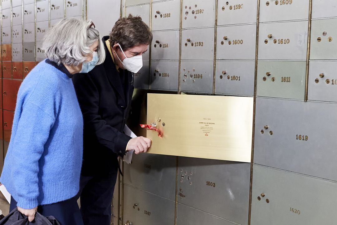 El director del Instituto Cervantes, Luis García Montero, e Inés García-Albi, sobrina de Jaime Gil de Biedma, depositan el legado del poeta en la Caja de las Letras