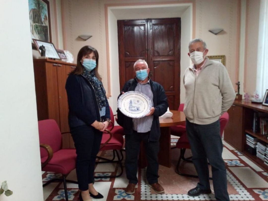 Alcaldesa y concejal de obras con uno de los homenajeados