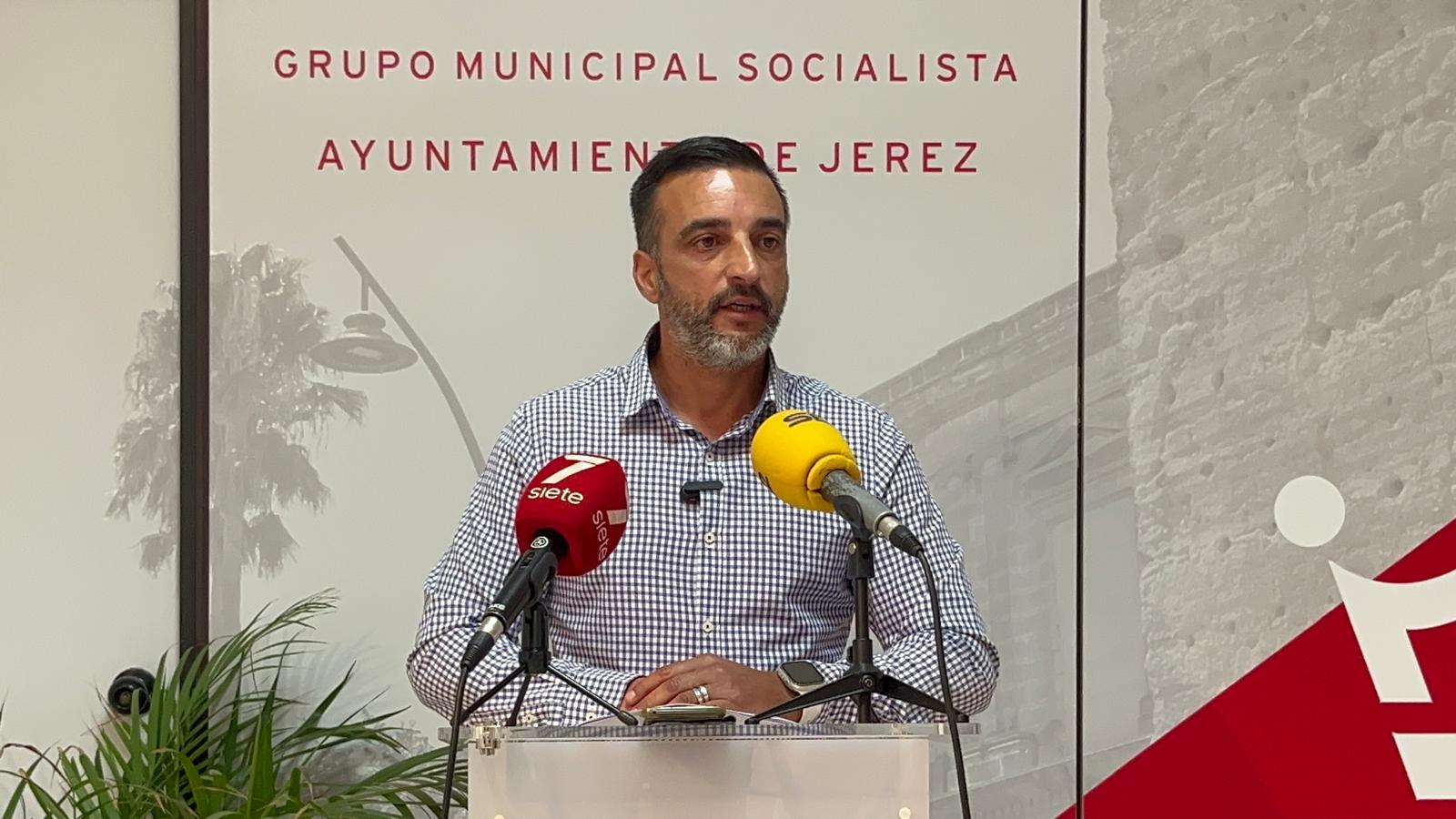 El portavoz del PSOE, José Antonio Díaz, ha comparecido en rueda de prensa este jueves