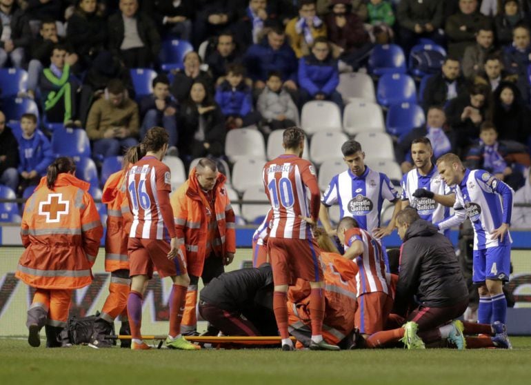 Los médicos atienden a Fernando Torres tras su aparatoso accidente