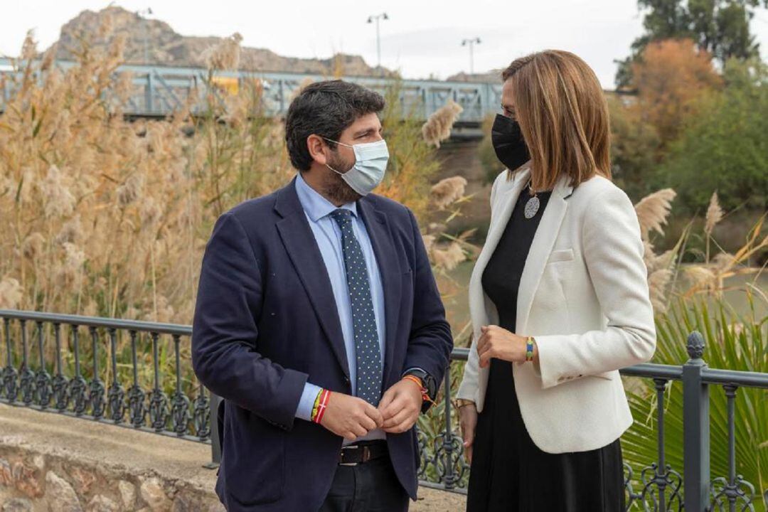 López Miras, junto a la alcaldesa Patricia Fernández, en su visita a Archena