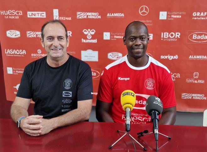 José Nolasco y Yoel Cuni en la presentación del jugador con el Bada Huesca