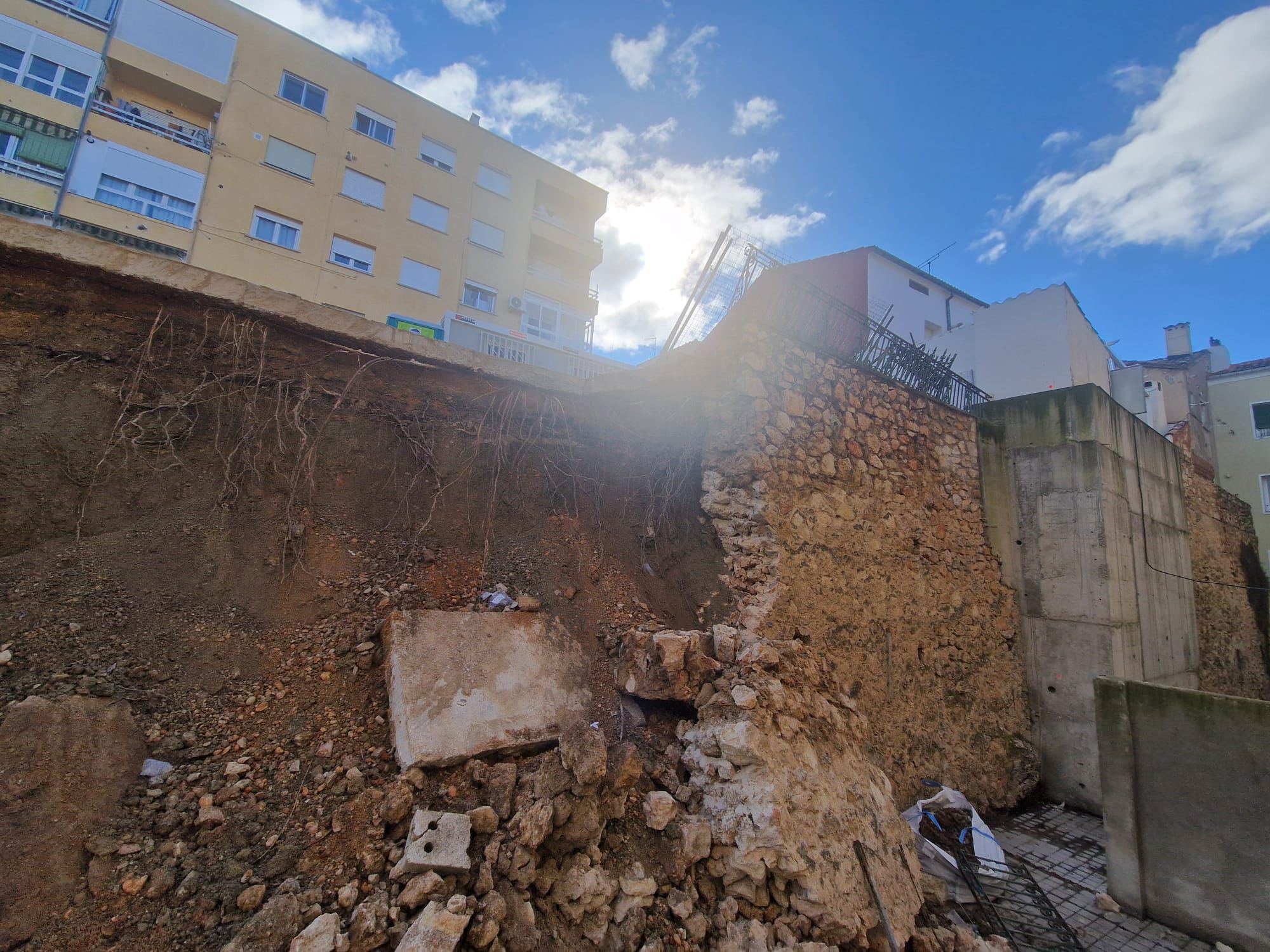 Muro derrumbado en la calle Ramiro de Maeztu de Cuenca