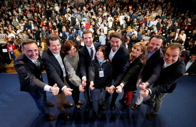 El candidato del PP a la Presidencia del Gobierno, Pablo Casado, y la aspirante a la Generalitat, Isabel Bonig, entre otros candidatos, al término del acto electoral celebrado este sábado en Alicante