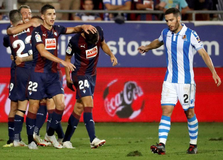 Los jugadores del Eibar celebran uno de sus goles ante la desesperación de Zaldua