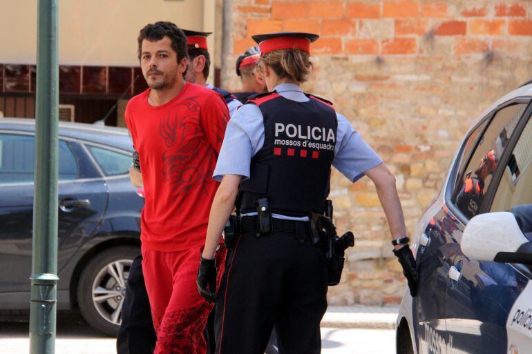 Un dels detinguts arribant al jutjat de Santa Coloma de Farners