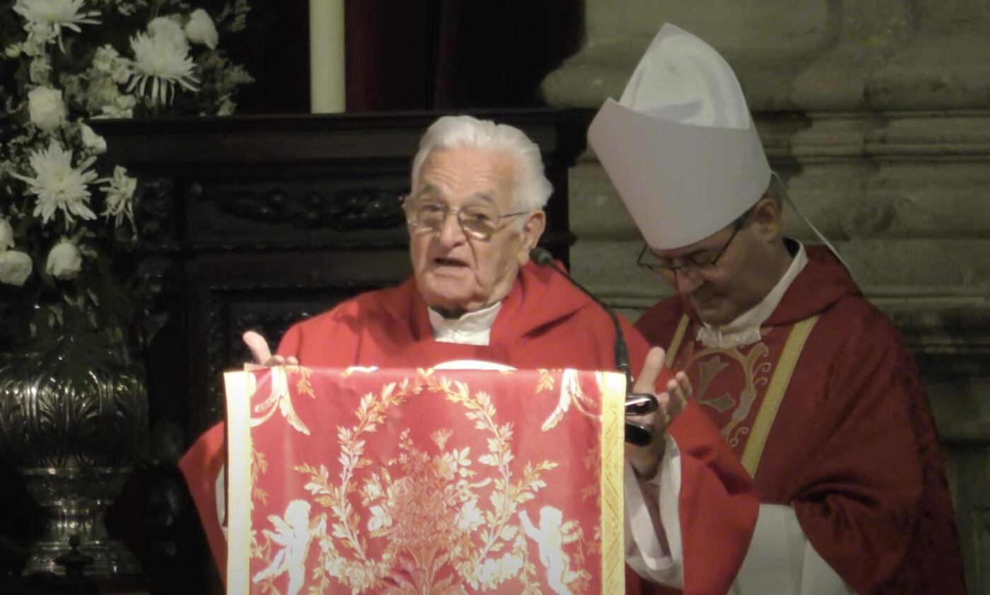 El párroco rondeño durante la celebración de una eucaristía junto a Mons. Francisco Cerro