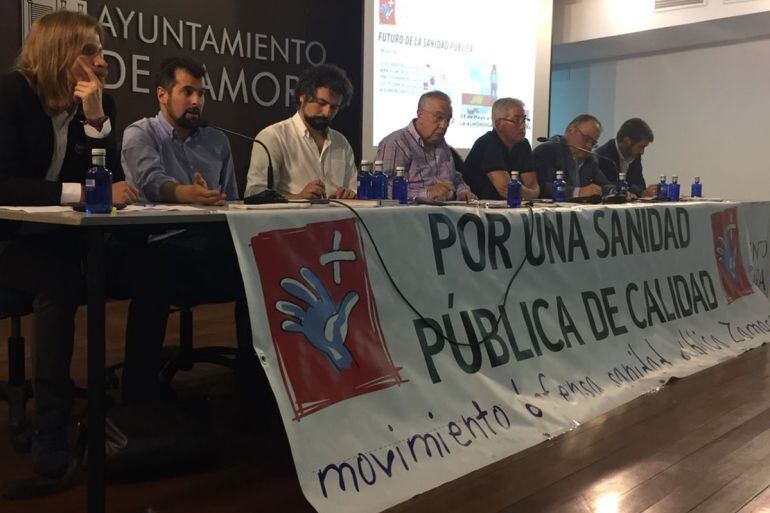 Pablo Fernández (Podemos), Luis Tudanca (PSOE), Jose Sarrión (IU), Carlos Pedrero y Jerónimo Cantuche (Movimiento en Defensa de la Sanidad Pública), Alejandro Vazquez (PP) y Manuel Mitadiel (C´s) en el debate sobre la sanidad pública 