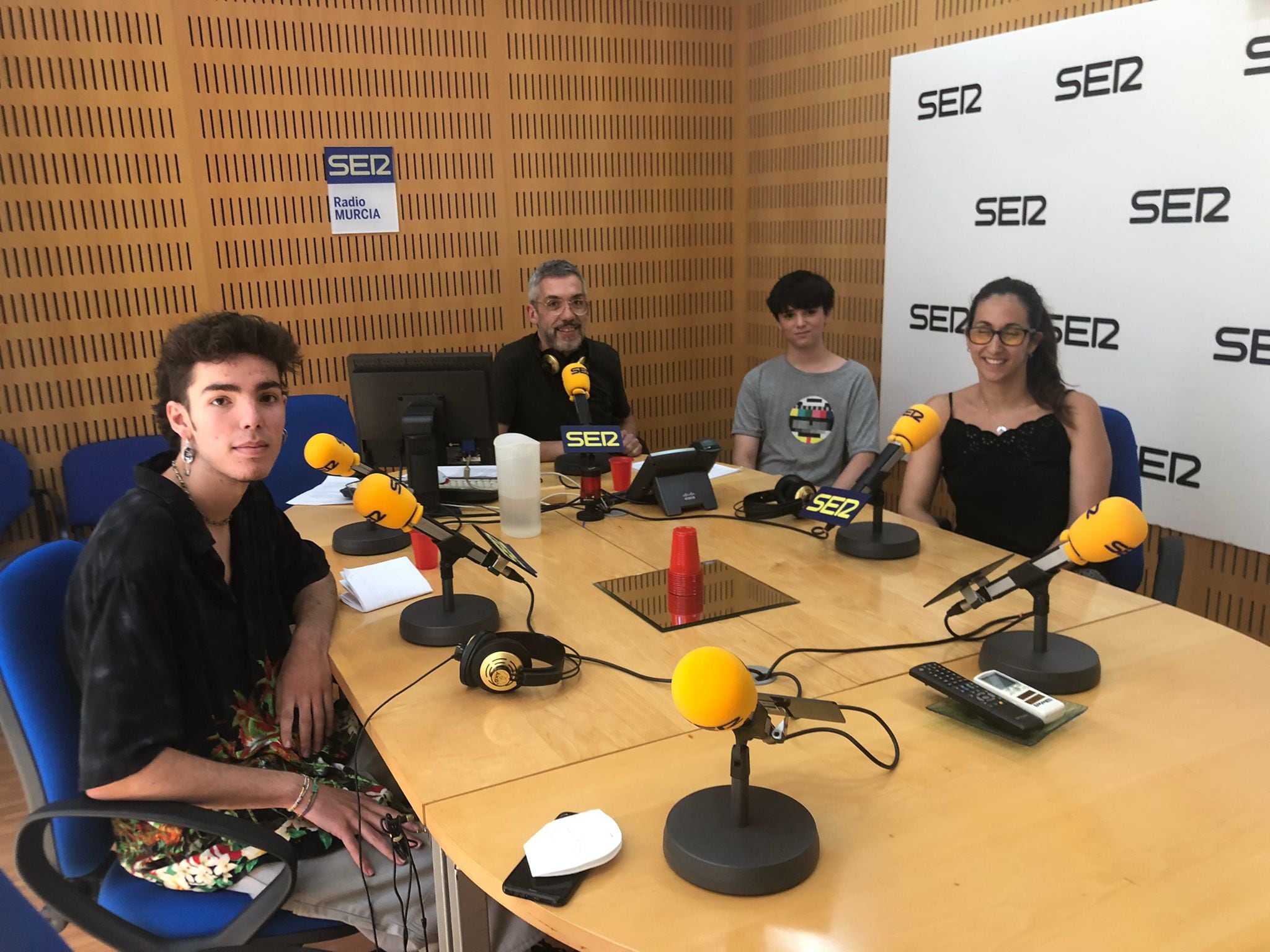 En primer plano, Alex García, del proyecto Adiclescentes, del IES José Planes; Andrés Campillo, representante de la Federación Murcia de Asociaciones de Estudiantes (FEMAE), junto a Paco Sánchez, e Inma Carillo, portavoz de jóvenes del Comité Español de Representantes de Personas con Discapacidad (CERMI)