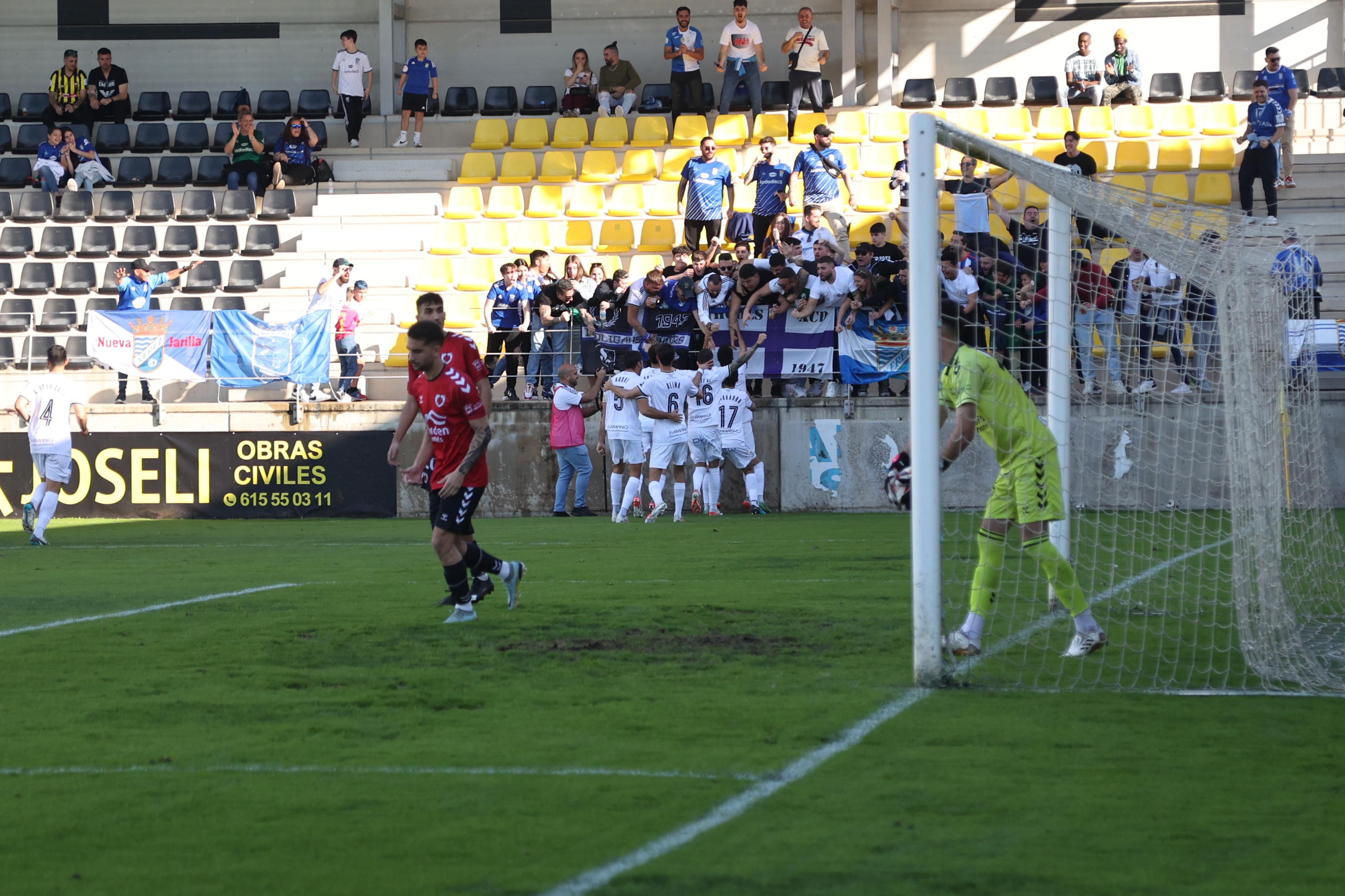 Jugadores del Xerez CD celebrando el gol de Diego con los aficionados