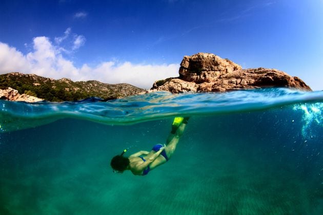 Práctica de snorkel en L’Hospitalet de l’Infant.