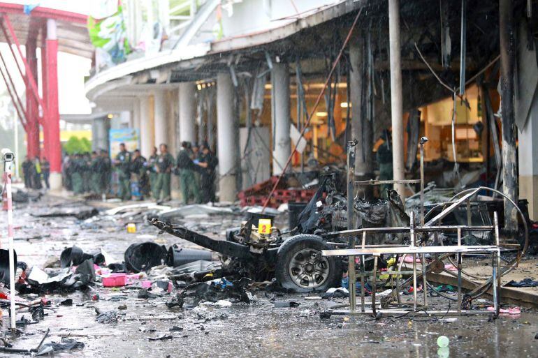 Vista de los daños causados por una explosión de dos bombas en un supermercado en la provincia de Pattani, al sur de Tailandia