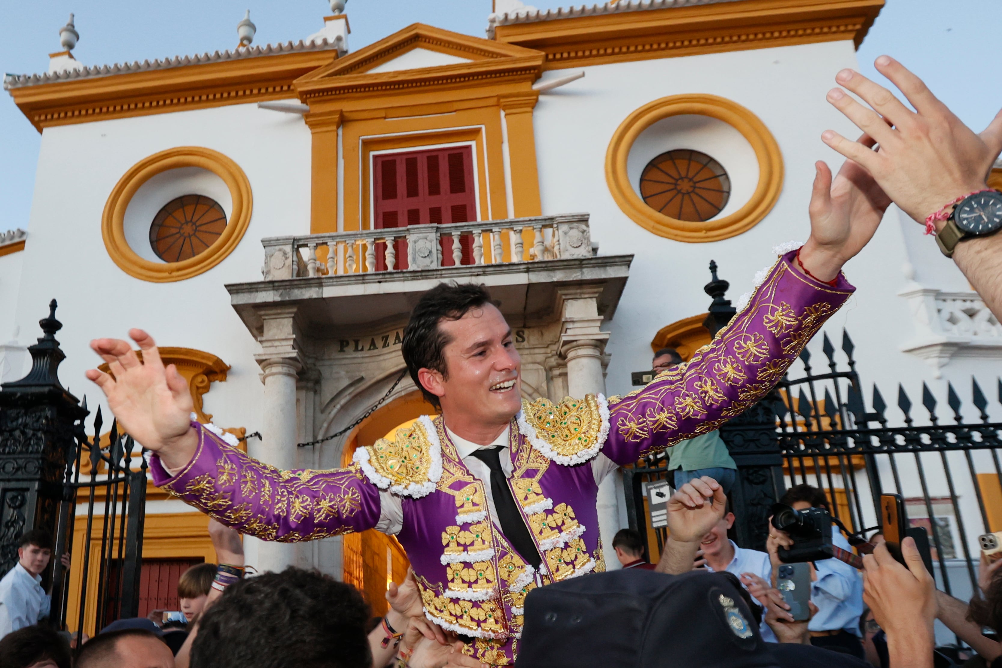 SEVILLA, 12/04/2024.- El diestro Daniel Luque sale a hombros a la finalización del festejo taurino celebrado este viernes en la Real Maestranza de Sevilla, con toros de Núñez del Cubillo. EFE/José Manuel Vidal
