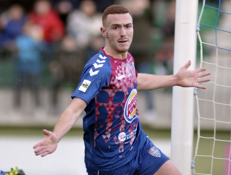 Celebración de Agus Alonso en el primer tanto del partido