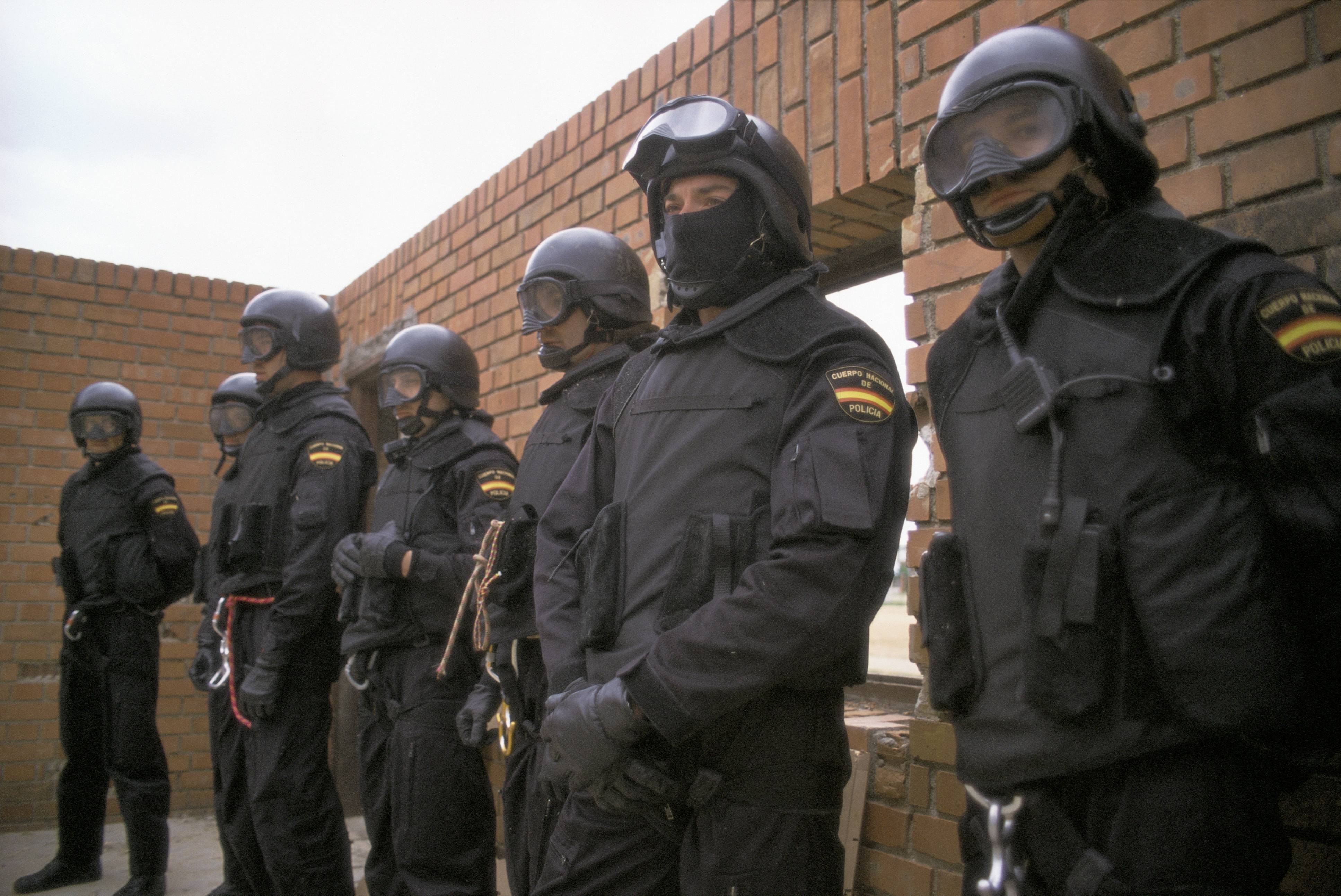 Miembros del Grupo Especial de Policía (GEO) Grupo GEOS con el rostro cubierto