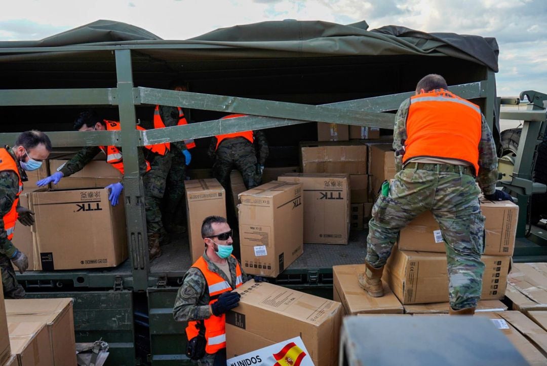 Diez mil equipos de protección individual (EPI) han llegado este domingo a la base aérea madrileña de Torrejón en un avión procedente de la República Checa en respuesta a la petición del Gobierno de España a la OTAN para que los aliados suministraran material sanitario con el que afrontar la pandemia del coronavirus.