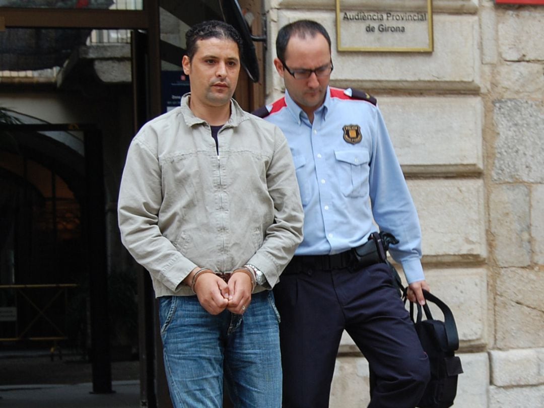 El detingut, Mohamed R., sortint de l'Audiència de Girona durant el judici que es va celebrar el 2008 pel crim de la propietària del pis on vivia.