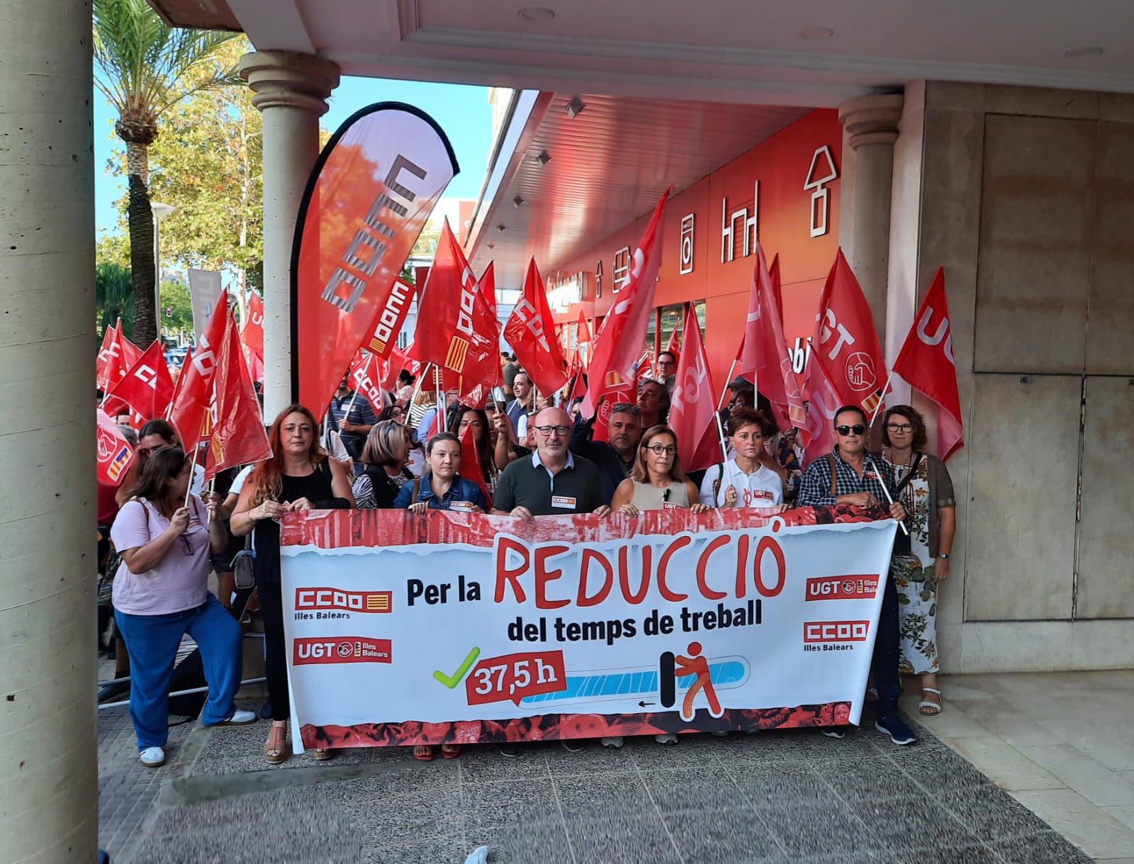 Concentración sindicatos para la reducción de jornada a 37&#039;5 horas semanales, frente a la sede de la CAEB