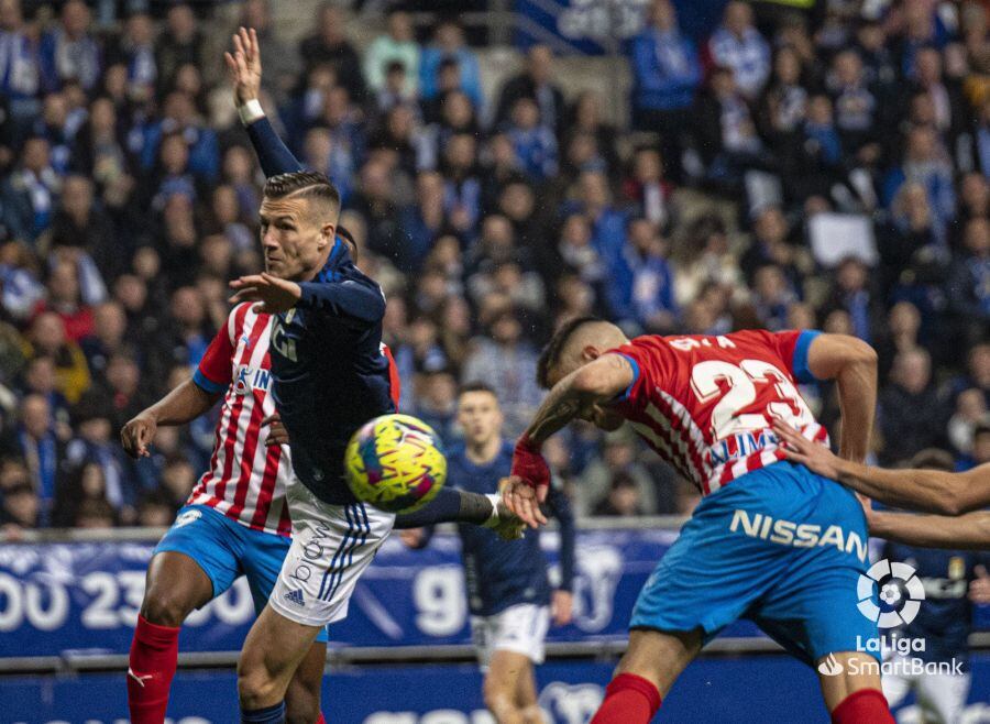 Djuka remata de cabeza un centro de Jony en la primera mitad del derbi.