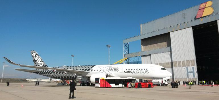 Este jueves ha aterrizado en el aeropuerto madrileño el primer aparato del modelo A-350 XWB