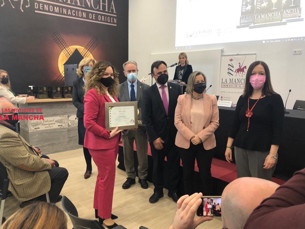 Las Bodegas recibiendo uno de sus premios