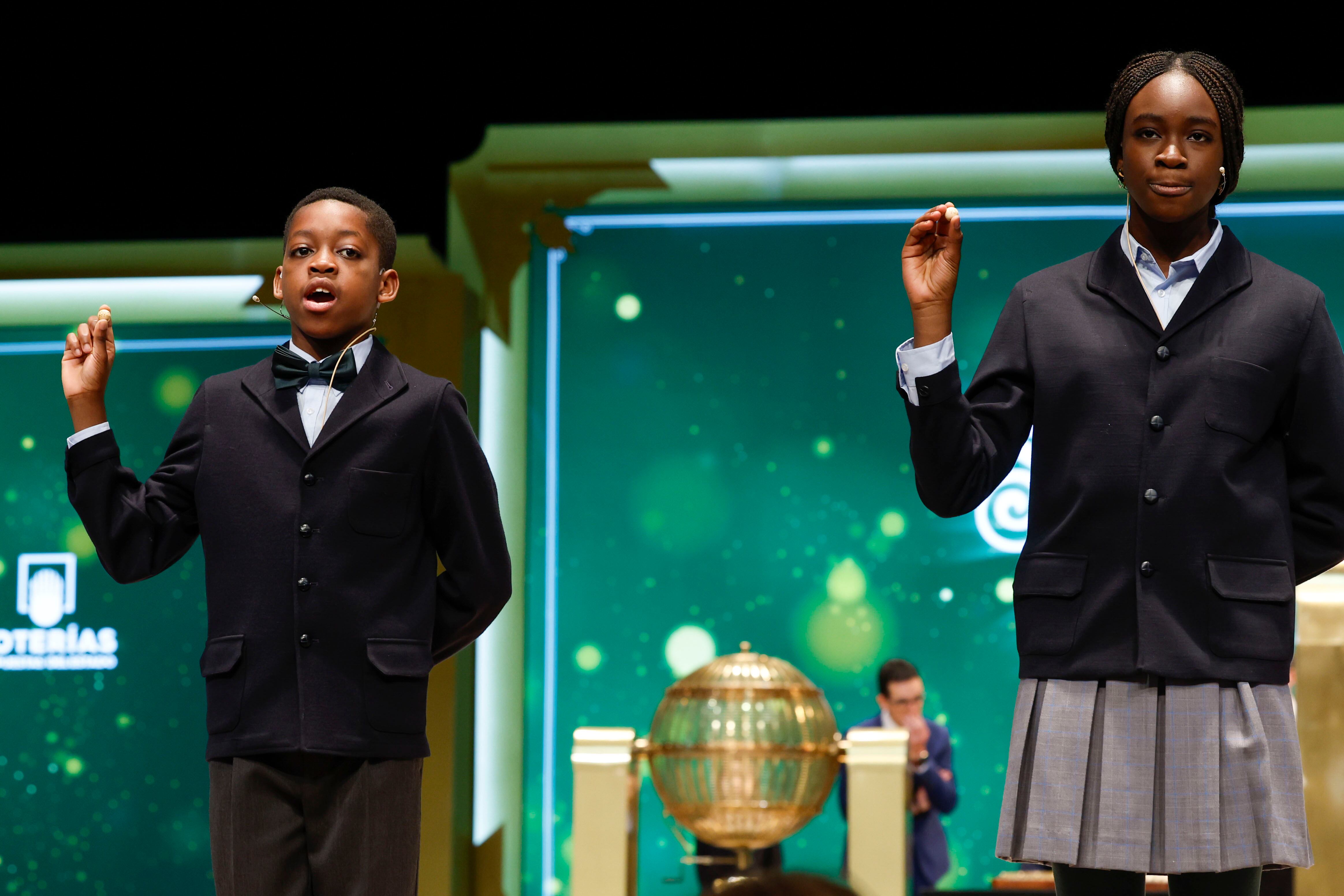 MADRID, 22/12/2023.- Dos niños de San Ildefonso cantan uno de los cuartos premios durante el sorteo extraordinario de Navidad de la Lotería Nacional este viernes en el Teatro Real de Madrid. EFE/ J.J. Guillén
