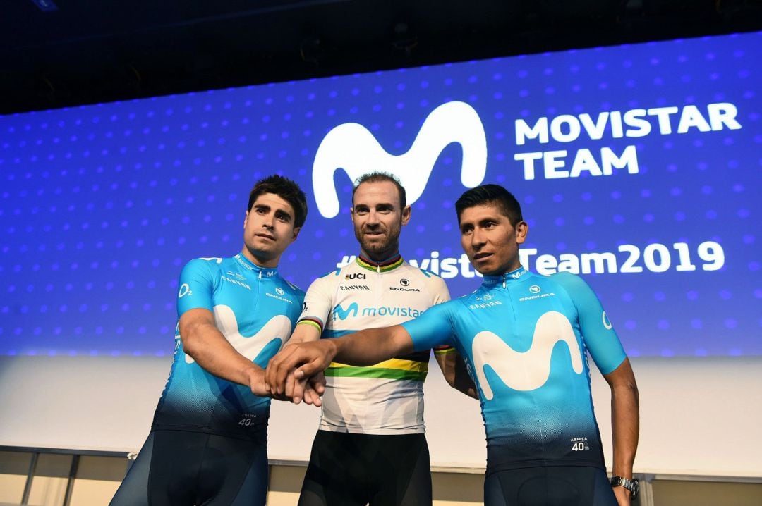 Mikel Landa (izquierda) posa junto a Valverde y Nairo Quintana.