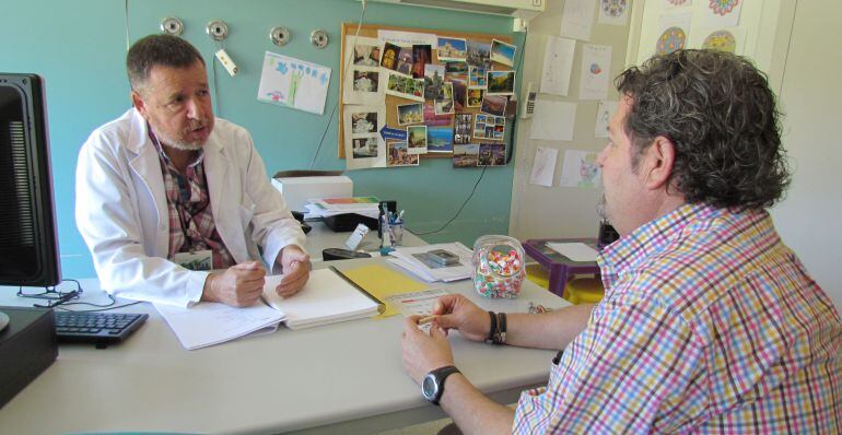 Francesc Abella, a la Unitat de Tabaquisme atenent un pacient que ha deixat de fumar (Arxiu)