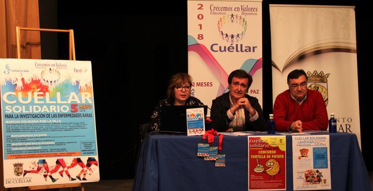 La concejal de Cultura, Sonia Martín; el alcalde de Cuéllar, Jesús García; y el concejal de Deportes, Luis Senovilla, explican el programa de actividades para &#039;Cuéllar Solidario&#039; el 5 de mayo.