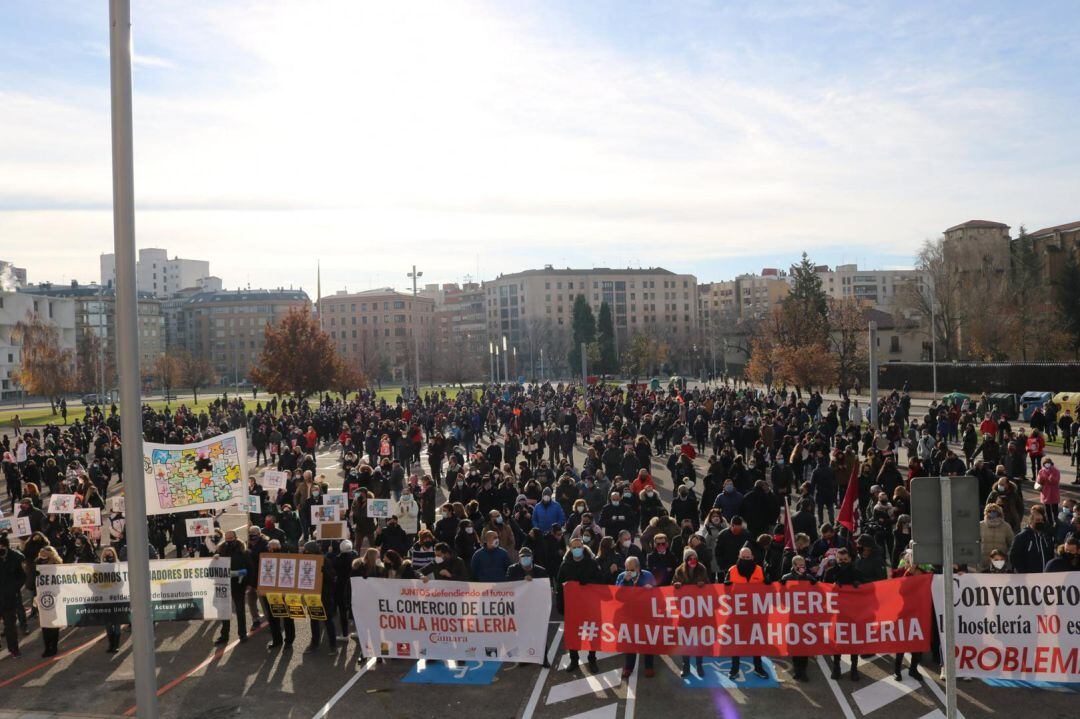 Centenares de hosteleros y trabajadores del sector han vuelto a salir a la calle