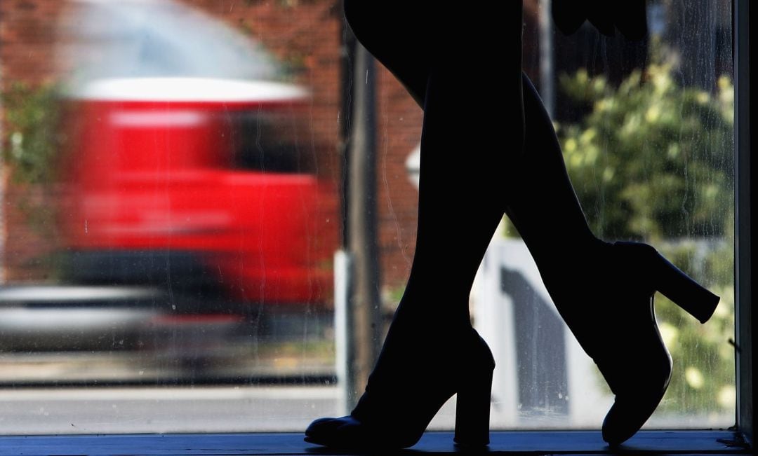 Una joven en tacones.