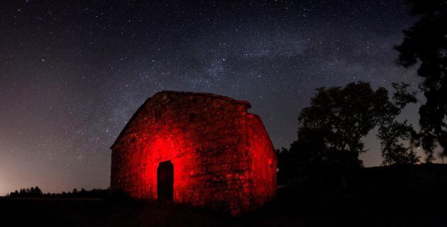 La Vía Láctea detrás de la ermita de Santo Antón de Mántaras, en el concello coruñés de Irixoa