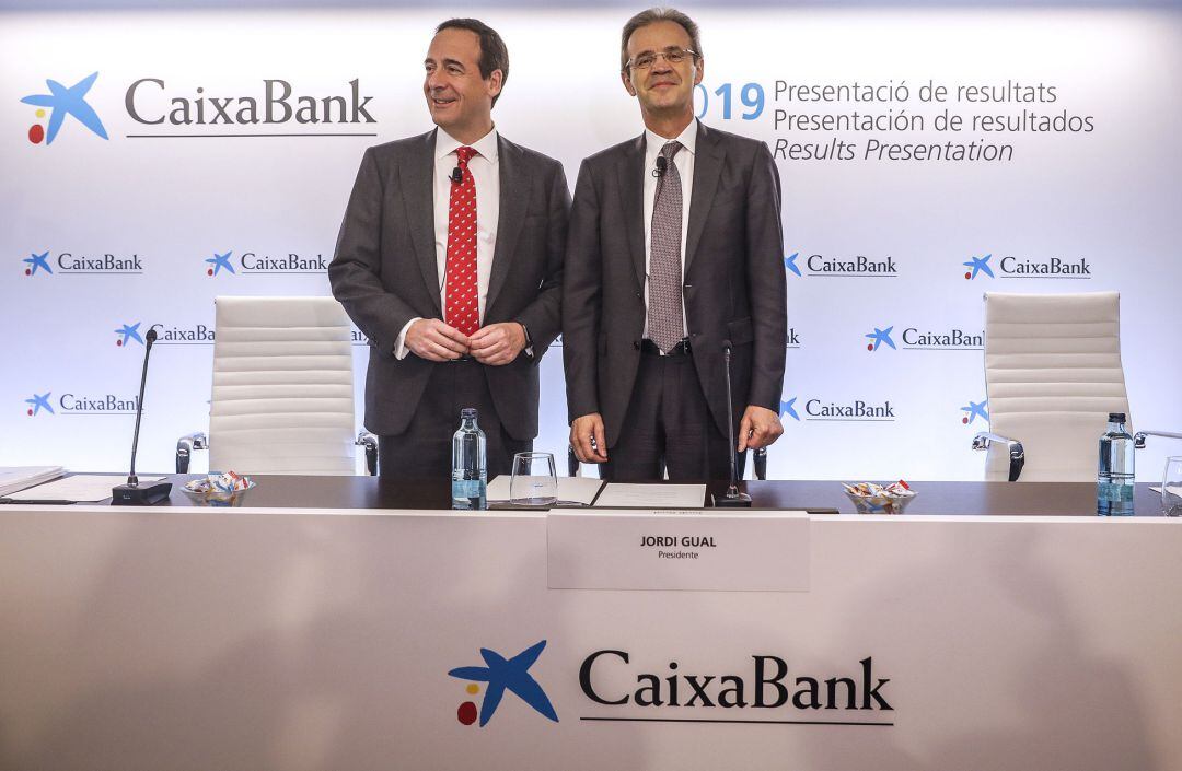 El consejero delegado de Caixabank, Gonzalo Gortázar y el presidente de CaixaBank, Jordi Gual, durante la presentación a los medios de los resultados del ejercicio 2019 de CaixaBank, en València